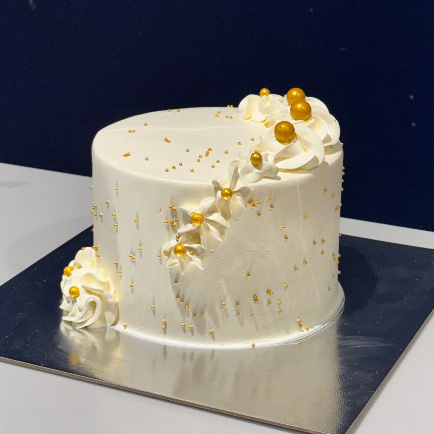 Custom birthday cake in Luton and Stevenage by PINGS Bakery